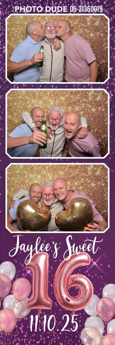 Mannen vieren verjaardag in fotobooth met gouden hartjesballonnen