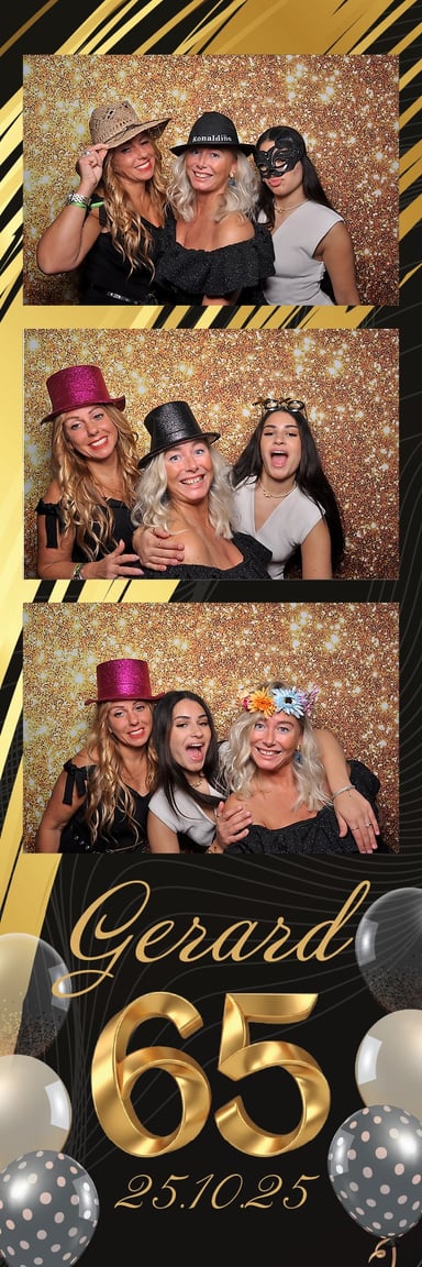Vriendinnen met hoedjes in fotobooth op 65e verjaardagsfeest